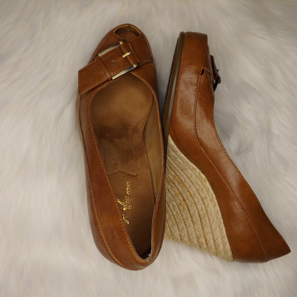 3/$14 Brown size 9 women's heels